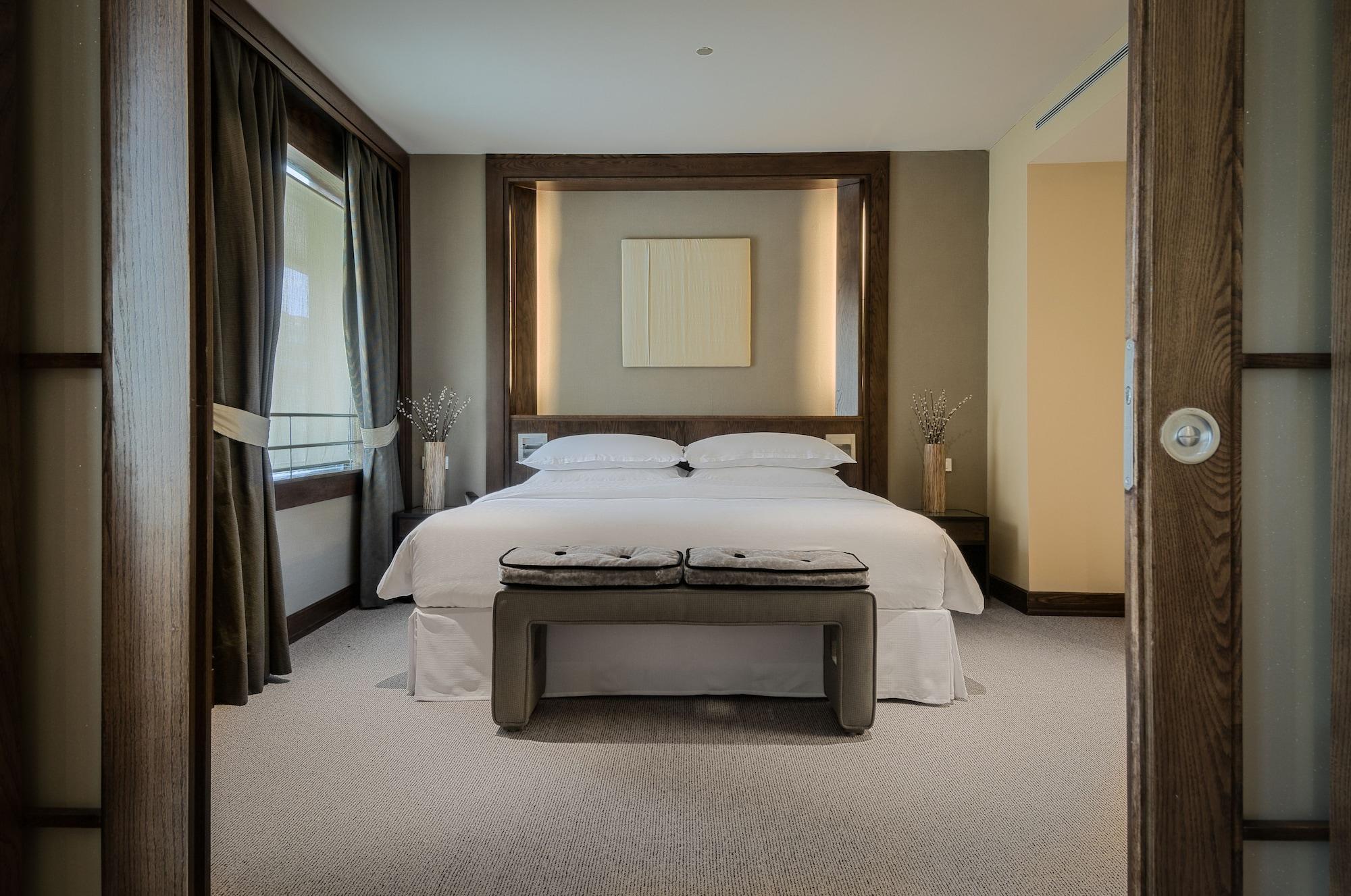 Eurostars Suites Mirasierra Madrid Exterior photo A bedroom at the Mandarin Oriental, Munich
