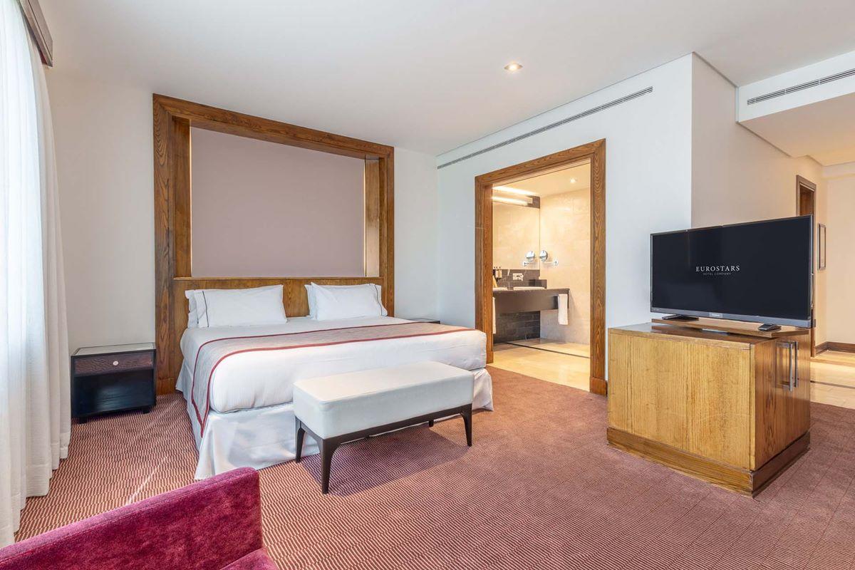 Eurostars Suites Mirasierra Madrid Exterior photo A bedroom at the hotel